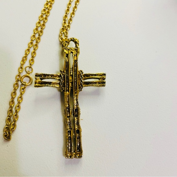 Vintage Bamboo Texture Beveled Gold tone Cross Pendant Necklace W Center Stone - Picture 3 of 3